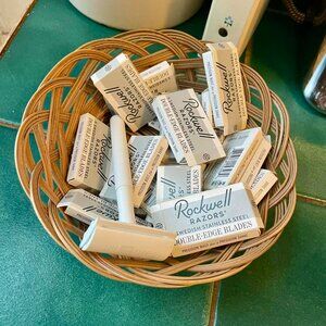 Safety Razor with 90 Rockwell Blades